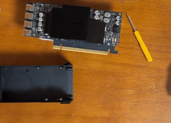 開けると中にヒートシンクがある
